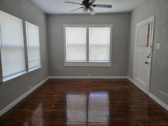 Foto del edificio - 2236 N Interstate 35 - 2026-76