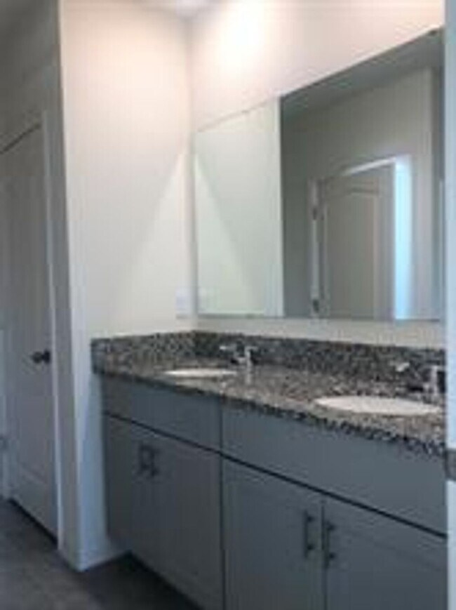 Building Photo - Nearly New Victoria Oaks 3 Bedroom/2 Bath ...