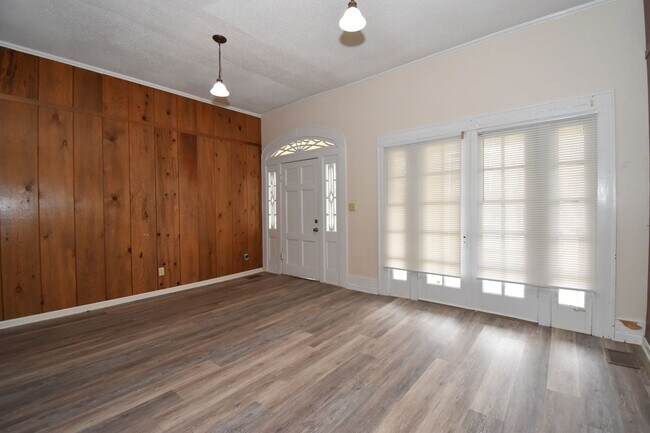 Building Photo - 615 South Vienna St.