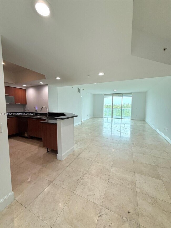 Foto del edificio - 15051 Royal Oaks Ln