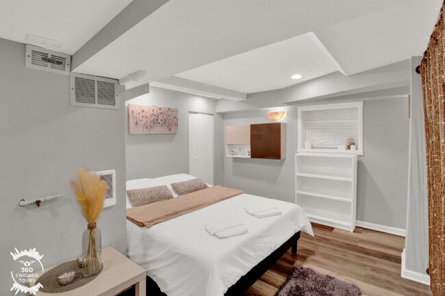 Foto del edificio - 2438 N Maplewood Ave