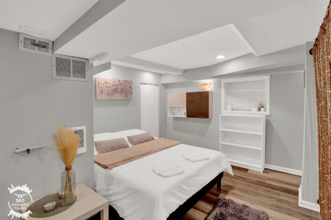 Building Photo - 2438 N Maplewood Ave