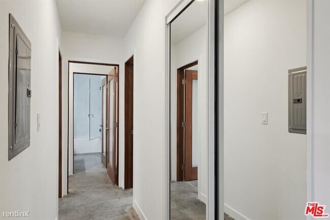 Building Photo - 305 San Vicente Blvd