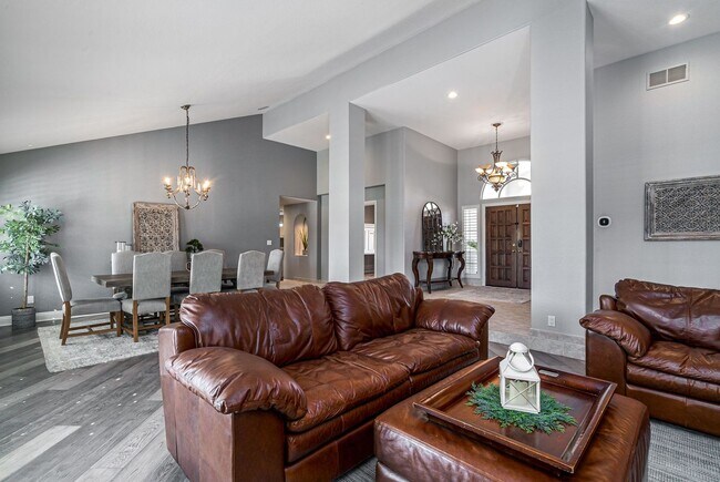 Foto del edificio - Luxury fully furnished single-story home w...