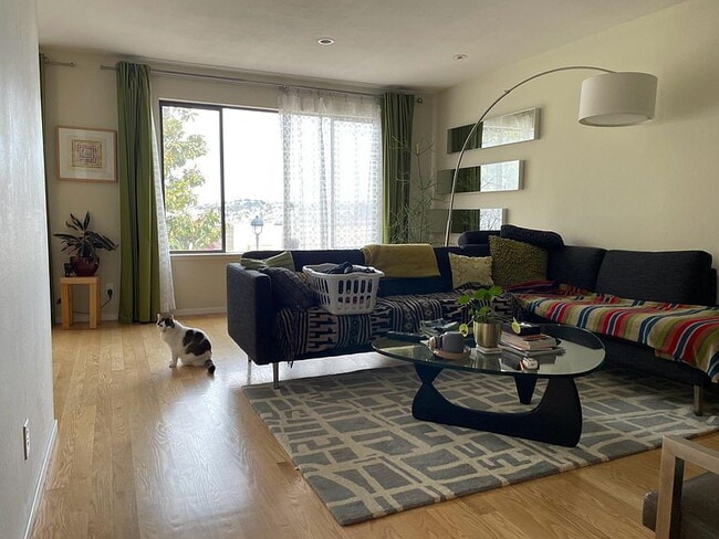 Building Photo - "Charming 4-Bedroom Home with 2 Baths in the Heart of San Francisco!"