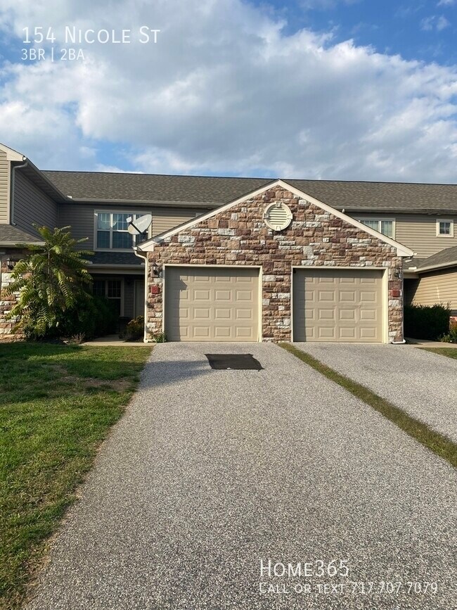 Building Photo - Three Bedroom Townhome with Garage
