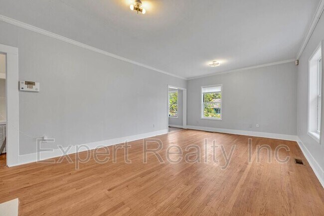 Building Photo - 1252 Maple St