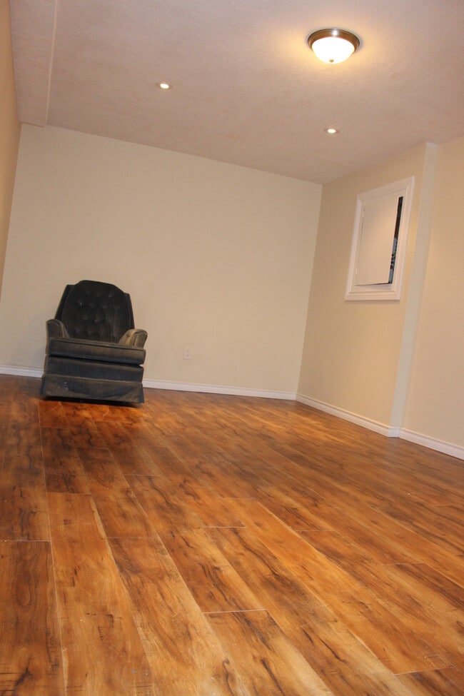 Large Master Bedroom - 68 Hall Av