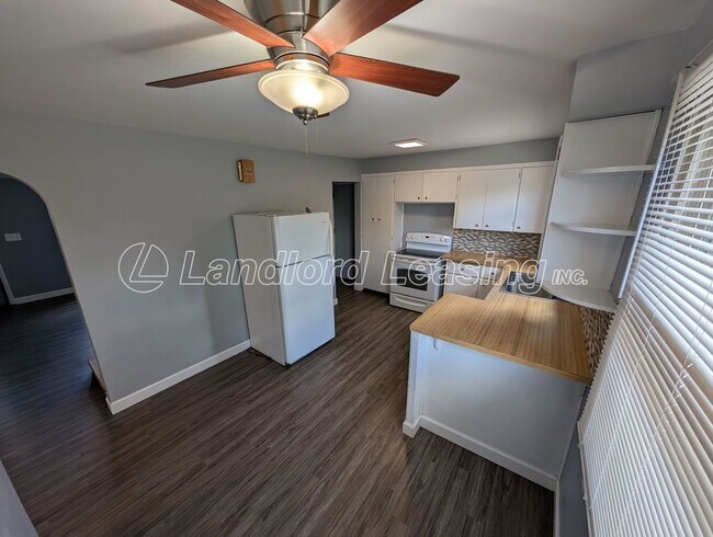 Foto del edificio - Charming Brick Home with Fenced Yard and S...