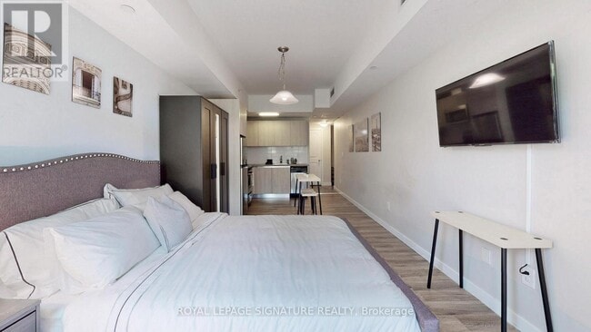 Building Photo - 335 College St