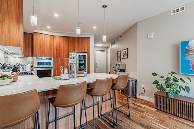 LUX 1BD, 1.5BA Lakehouse Condo with Bonus Den - LUX 1BD, 1.5BA Lakehouse Condo with Bonus Den