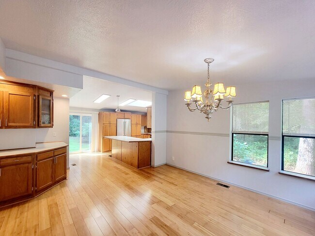 Foto del edificio - Spacious 3 bed home on expansive lot in Po...