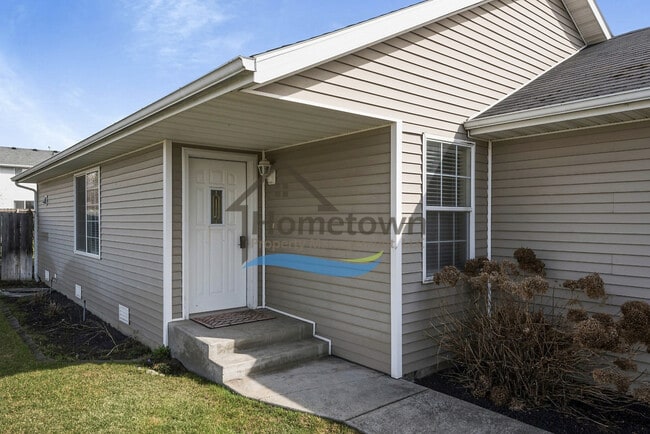 Building Photo - Spacious 3 Bedroom 2 bath Corner Lot Home with Private Fenced Backyard