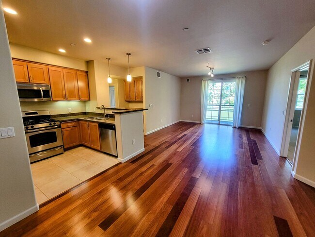 Foto del edificio - Stunning 2 Bed 2 Bath Penthouse Condo in Los Altos.  Great Schools and Location!