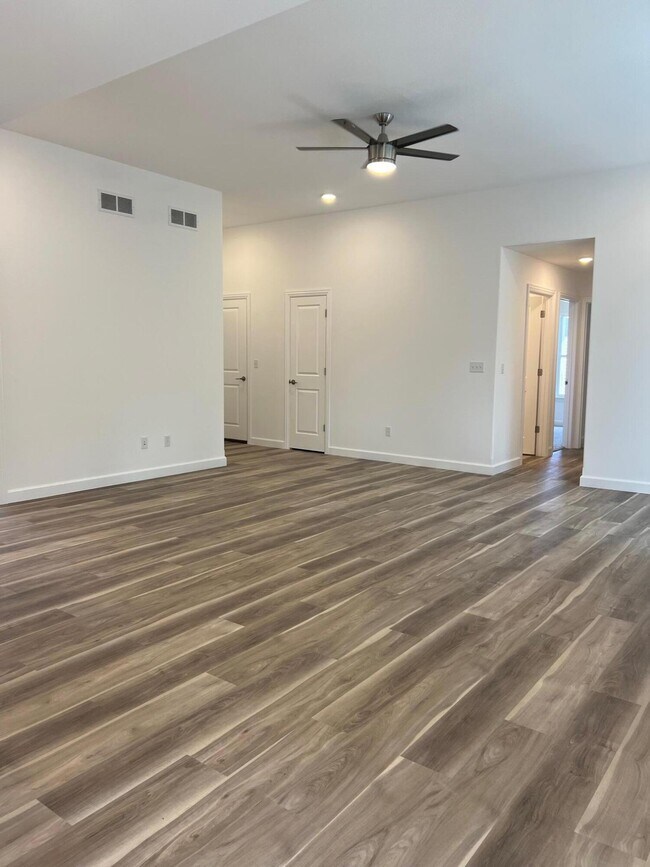 Building Photo - 3704 Swan Ct