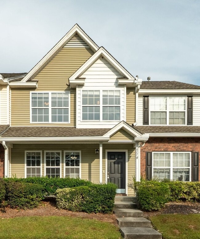 Stylish Comfort in a Prime Location! - Stylish Comfort in a Prime Location! House