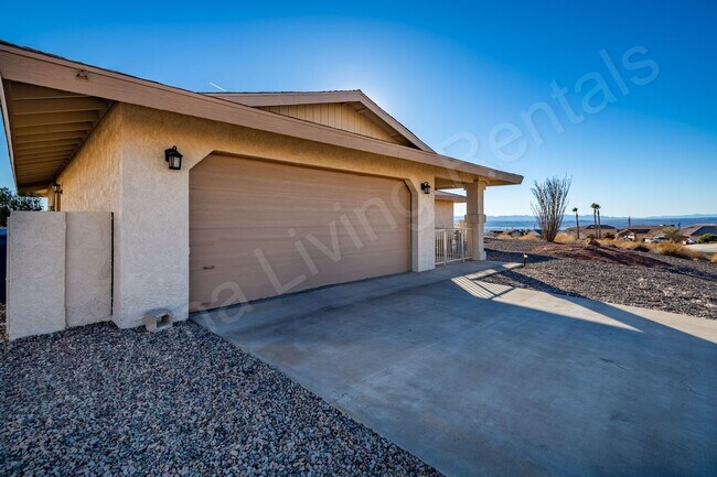 Building Photo - POOL HOME WITH LAKE VIEWS