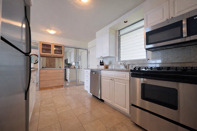 Building Photo - Waikiki Beach Front Condo! 1Bd/1Ba/1Prkg Furnished, W/D, Elec included, & MORE!