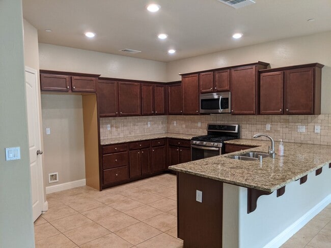 Foto del edificio - Newer construction home with open floor plan and nice upgrades. Clovis unified schools.