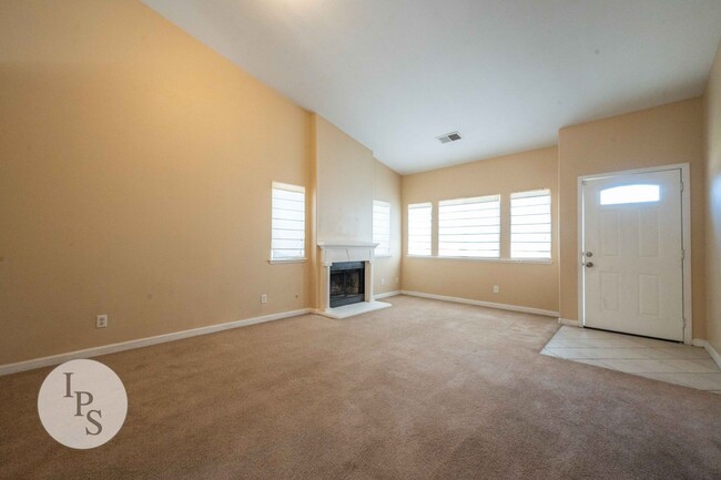 Building Photo - Fresno Sunnyside Home, 4BR/2BA, Built 2000...