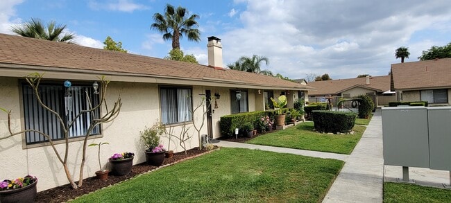 Hermoso ambiente a lo largo de los pasillos de Las Casitas Apartments en Riverside, California. - Las Casitas Apartments