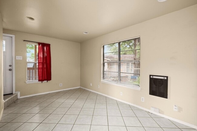 Building Photo - 3302 Hemlock Ave