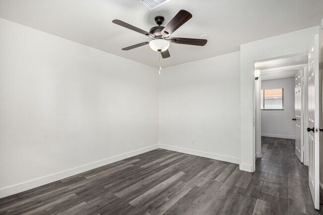 Building Photo - Two Bedroom with Washer/dryer! - 4 Weeks of Free Rent!