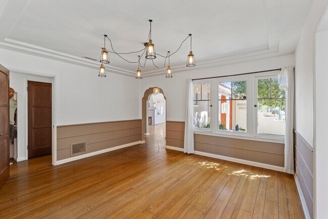 Dinning Room - 3921 Welland Ave