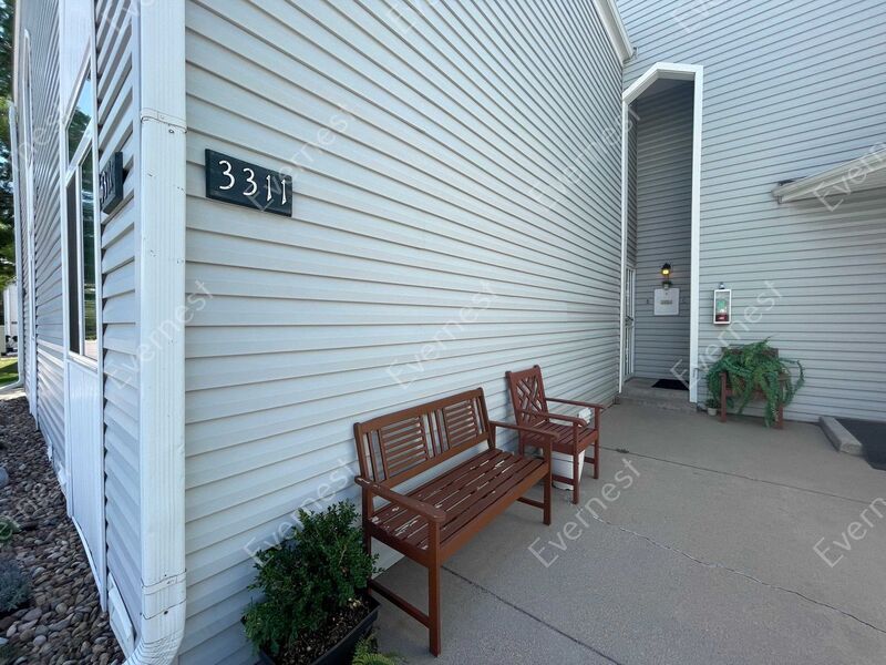 Primary Photo - 3311 S Monaco St Pkwy
