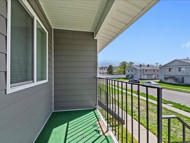 Building Photo - West Valley Clean & Affordable 2 bed, 1 bath apt