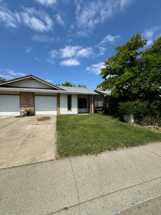 Foto del edificio - Adorable UPDATED 2bd/2bth duplex in Sacramento!