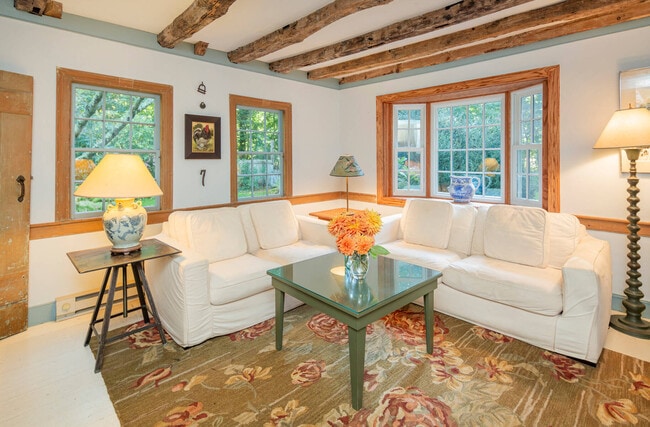 Building Photo - 134 Three Mile Harbor Rd