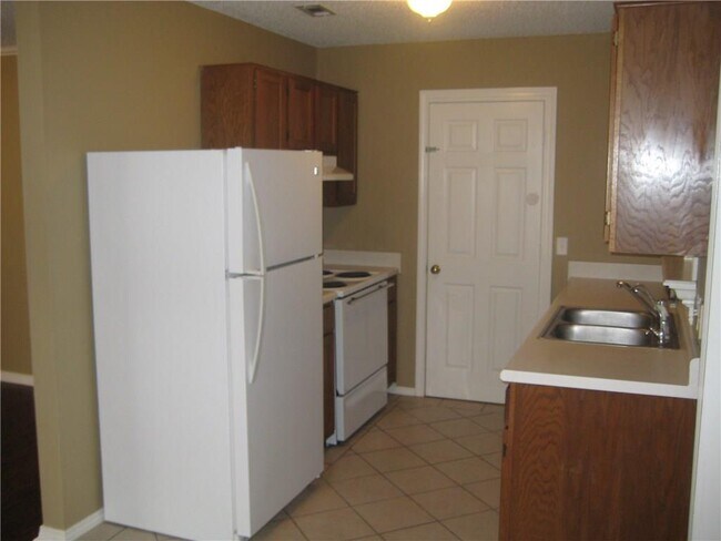 Building Photo - 304 Parkcrest Dr