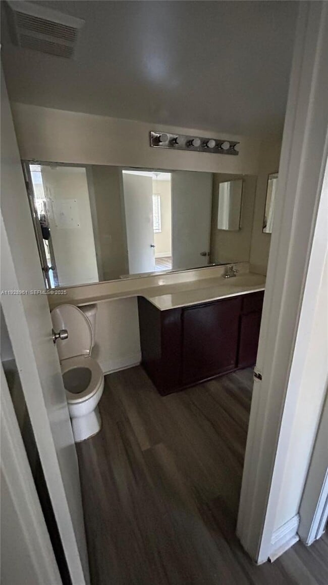 Foto del edificio - 5686 Rock Island Rd