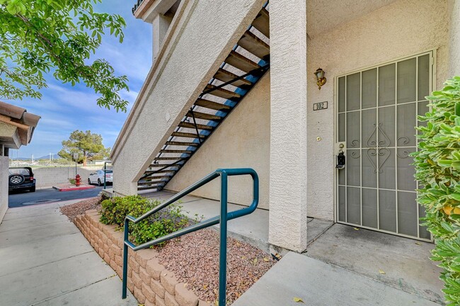 Building Photo - Spacious 2 Bedroom Condo in Gated Community!