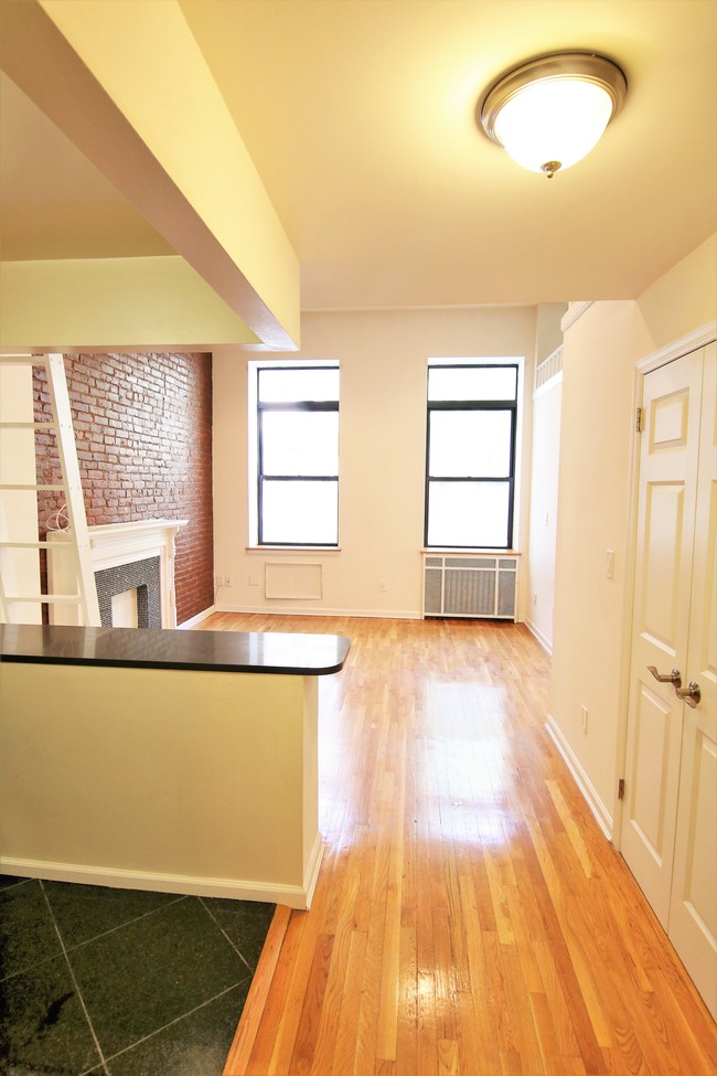 Building Photo - 156 W 75th St