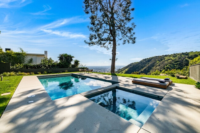 Building Photo - 2431 Carman Crest Dr