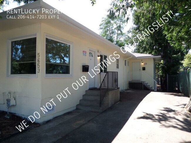 Building Photo - REMODELED & Super-Cute 2-Bedroom unit with...