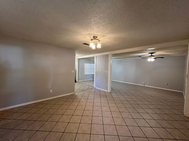 Building Photo - 3 Bedroom Cottage Style Home
