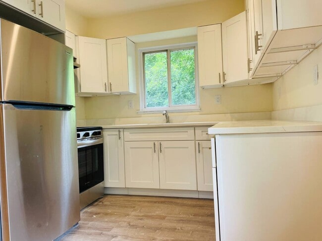 Building Photo - 26 Elm Ave