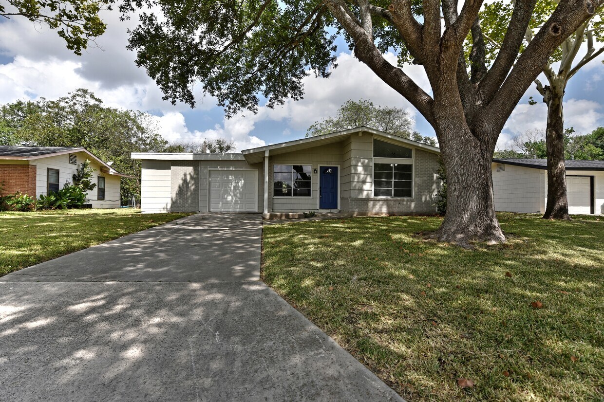 437 E Wright Blvd, Universal City, TX 78148 House Rental in Universal