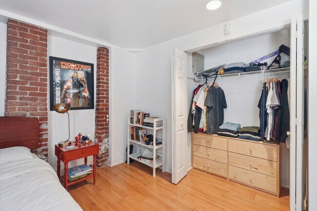 Building Photo - 102 Gainsborough St