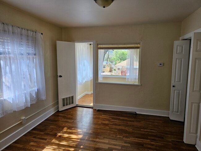 Building Photo - 2826 W Platte Ave