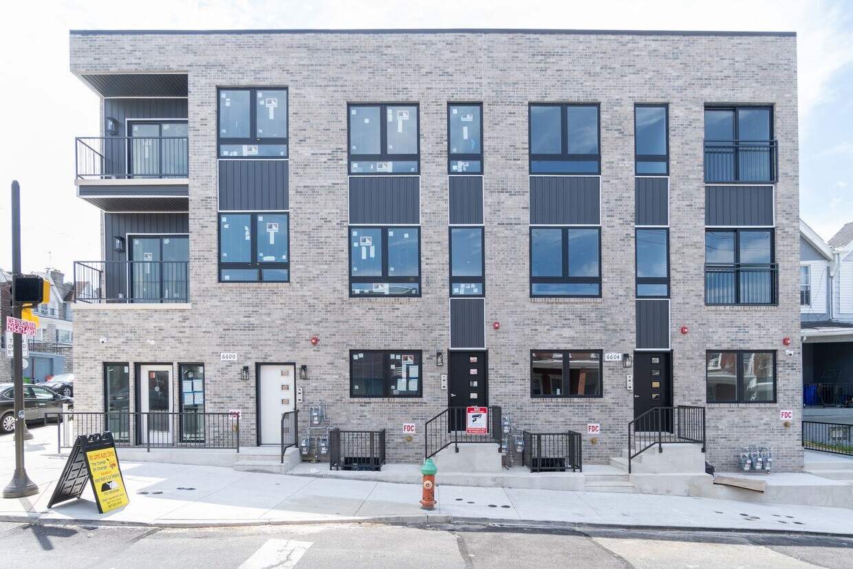 Foto principal - 6604 Lansdowne Ave