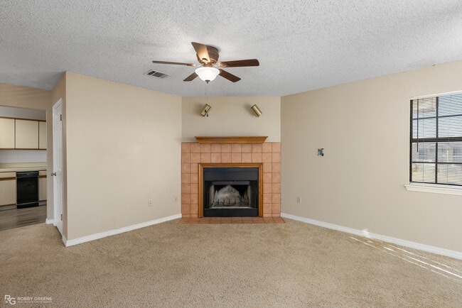 Building Photo - 12 Meadow Creek Dr