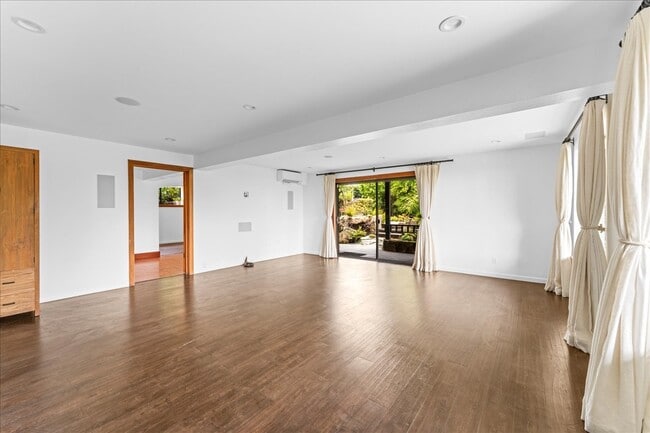 Sala de estar con sonido envolvente Polk Audio - 473 Panoramic Hwy