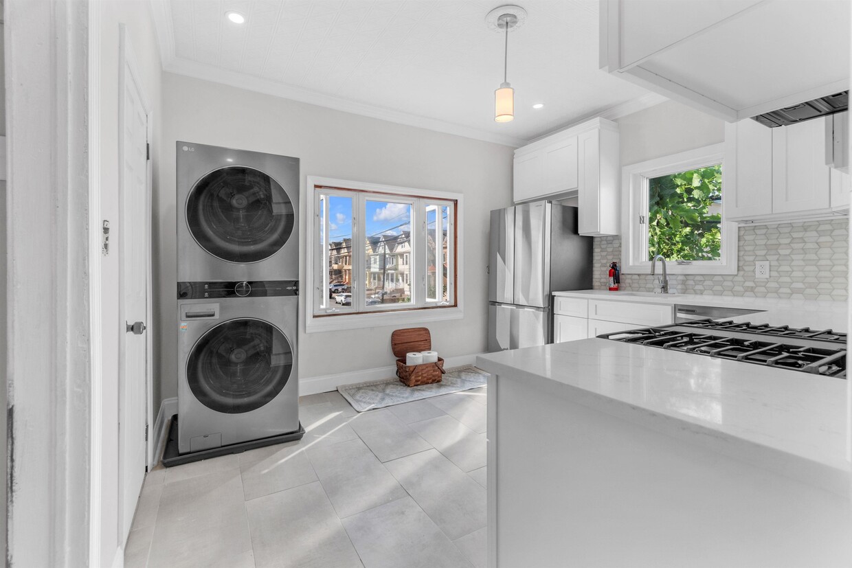 Primary Photo - 1121 Avenue C