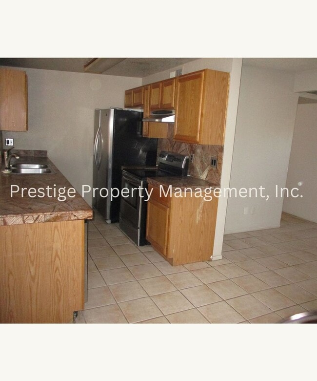 Building Photo - Check Out This 3/2 South-East Side Charmer!