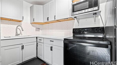 Building Photo - 2115 Ala Wai Blvd