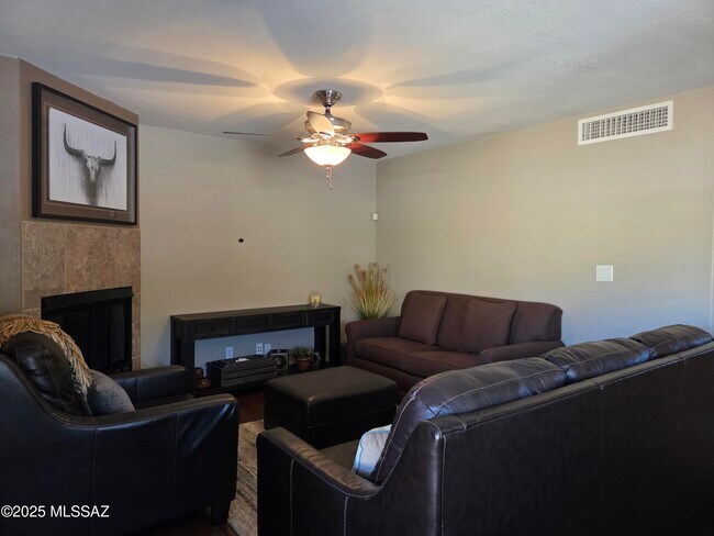Foto del edificio - 6651 N Campbell Ave